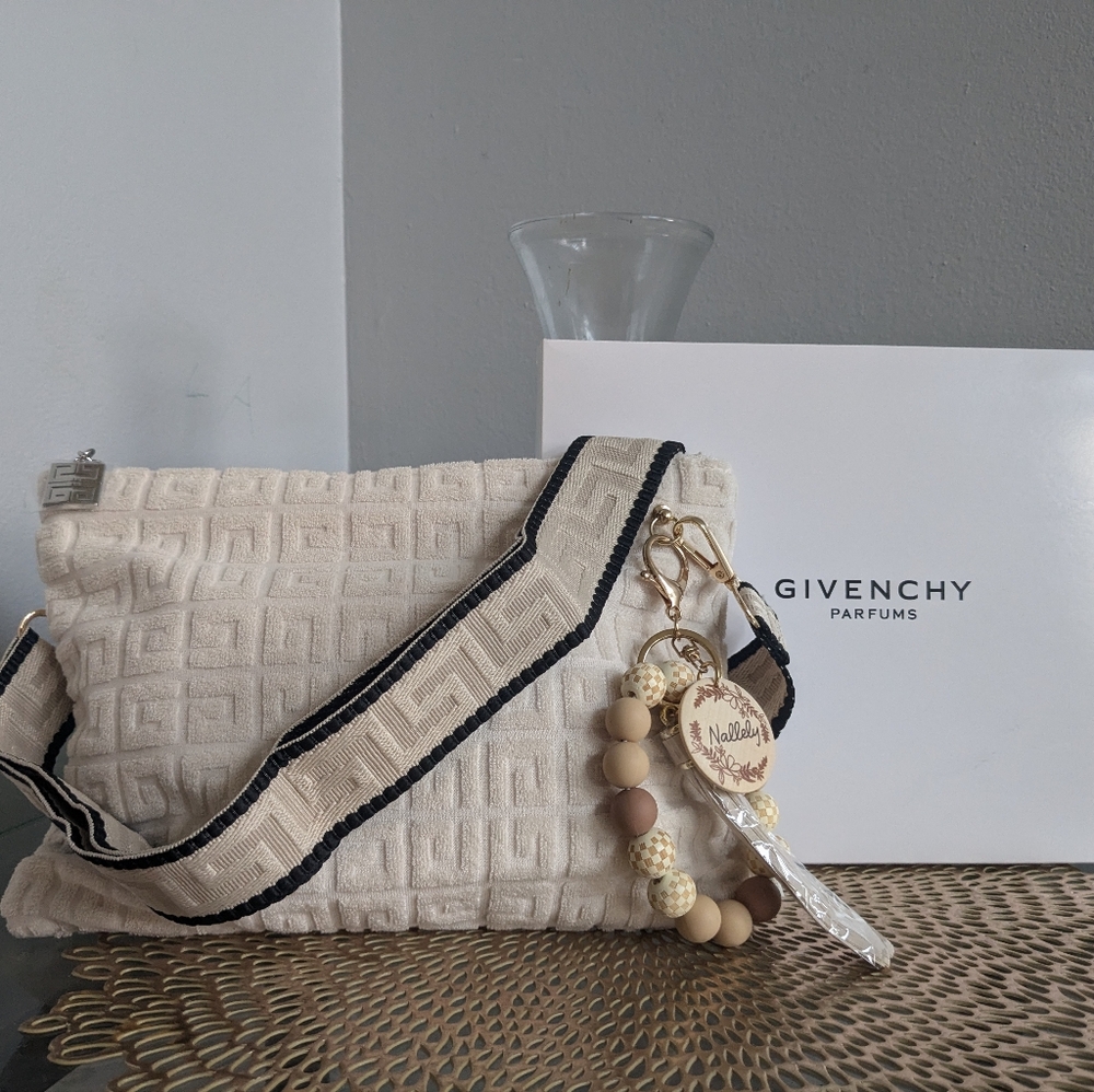 Givenchy - Picture 4 of 8